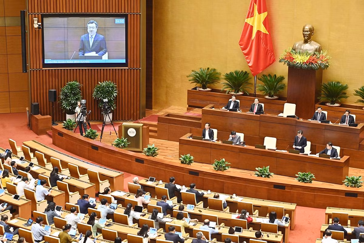 Là vị trưởng ngành đầu tiên đăng đàn trả lời chất vấn, Bộ trưởng Xây dựng Nguyễn Thanh Nghị trả lời câu hỏi chung quanh các vấn đề về việc di dời trụ sở bộ, ngành khỏi nội đô thành phố Hà Nội; việc xử lý các tổ chức, cá nhân vi phạm pháp luật trong hoạt động giao dịch, huy động vốn, kinh doanh bất động sản. Là vị trưởng ngành đầu tiên đăng đàn trả lời chất vấn, Bộ trưởng Xây dựng Nguyễn Thanh Nghị trả lời câu hỏi chung quanh các vấn đề về việc di dời trụ sở bộ, ngành khỏi nội đô thành phố Hà Nội; việc xử lý các tổ chức, cá nhân vi phạm pháp luật trong hoạt động giao dịch, huy động vốn, kinh doanh bất động sản.