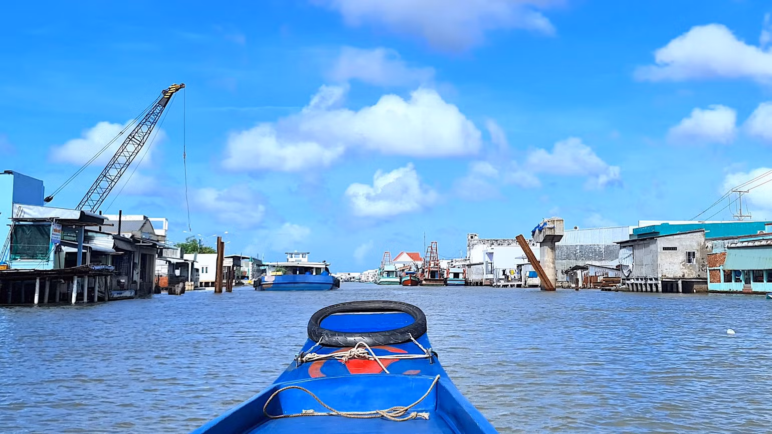 Đơn vị thi công mới huy động thiết bị chuyên dụng tái khởi động việc khắc phục cầu bắt ngang sông Cái Đôi Vàm. (Ảnh sáng 15/11)