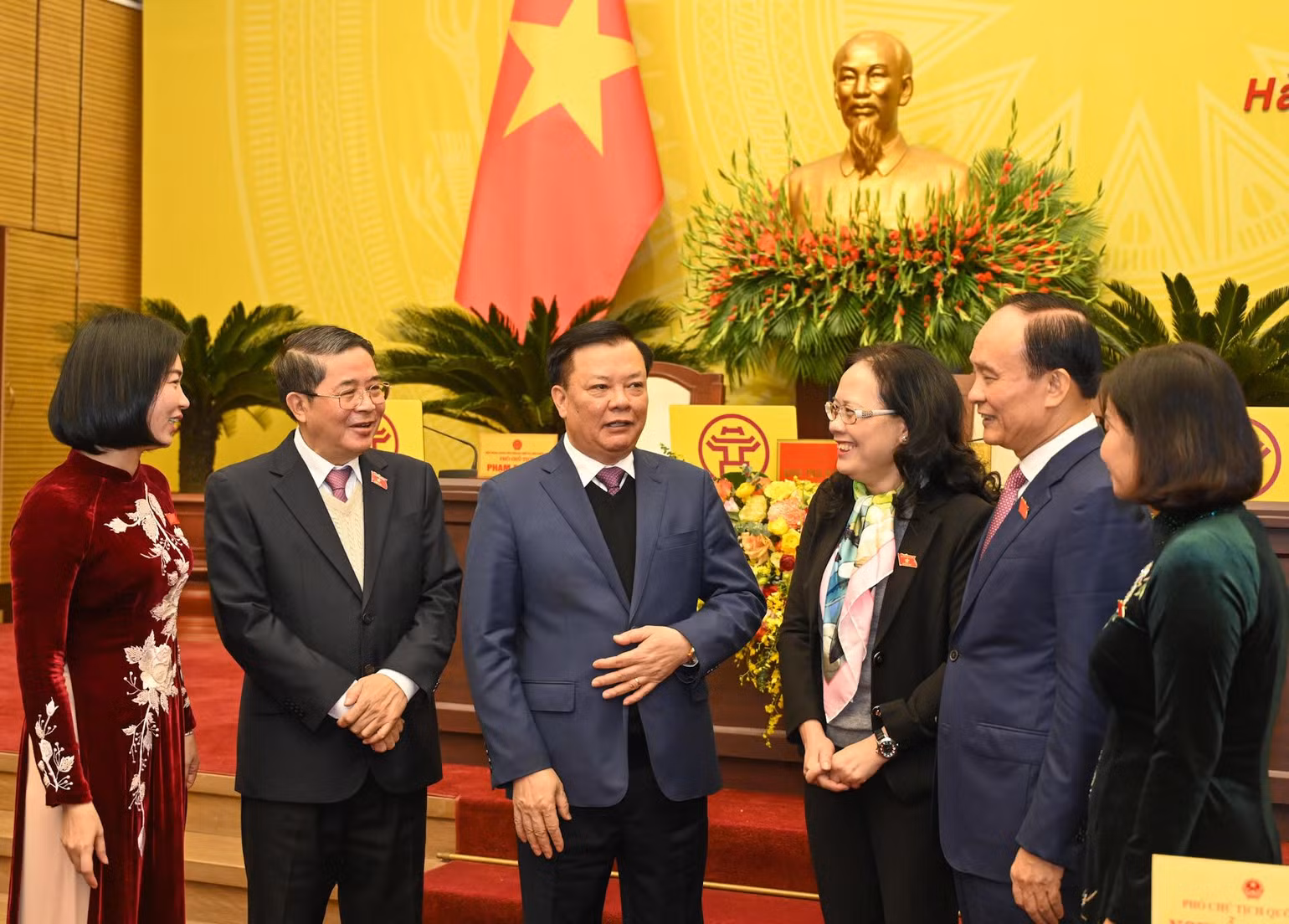 Bí thư Thành ủy Đinh Tiến Dũng, Phó Chủ tịch Quốc hội Nguyễn Đức Hải với các đại biểu dự phiên họp. Bí thư Thành ủy Đinh Tiến Dũng, Phó Chủ tịch Quốc hội Nguyễn Đức Hải với các đại biểu dự phiên họp.