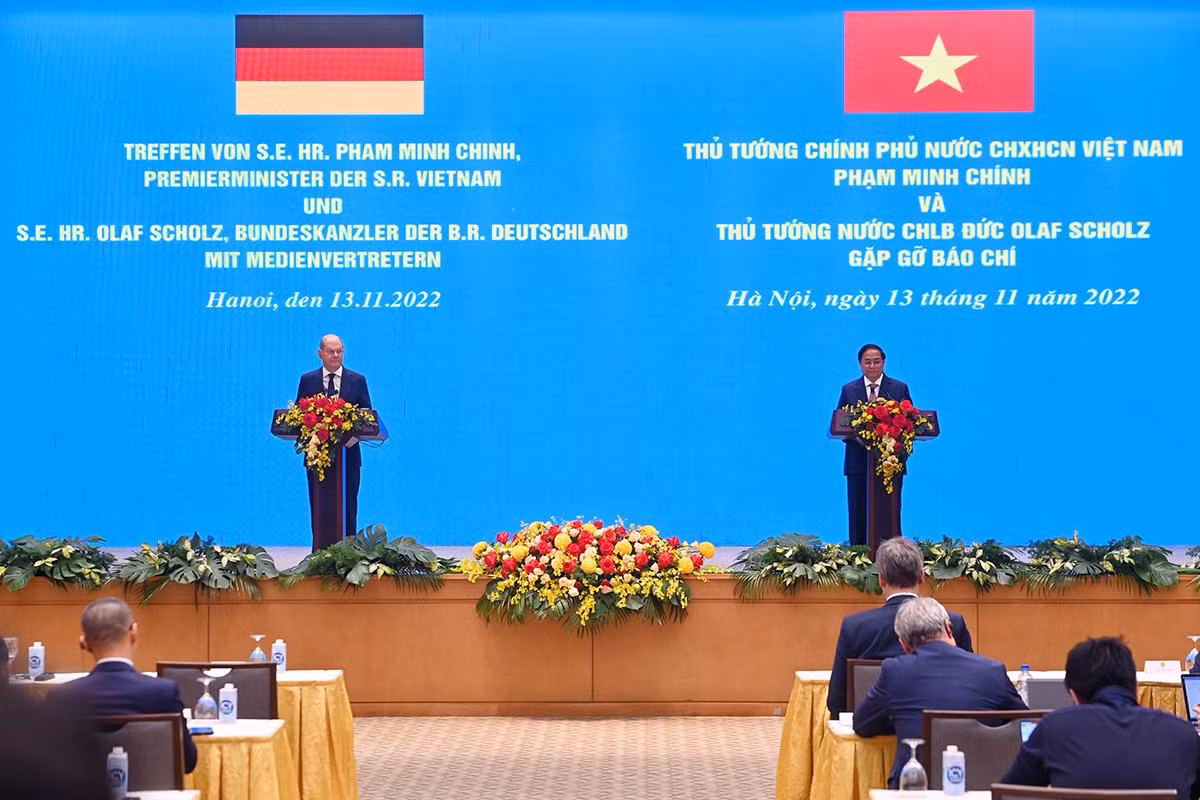 Quang cảnh buổi gặp gỡ báo chí giữa Thủ tướng Phạm Minh Chính và Thủ tướng Đức Olaf Scholz.