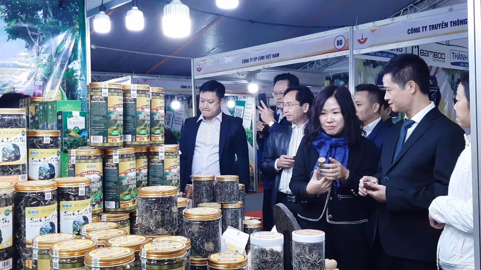 Người tiêu dùng tham quan, mua sắm các sản phẩm hàng Việt Nam được người tiêu dùng yêu thích. Người tiêu dùng tham quan, mua sắm các sản phẩm hàng Việt Nam được người tiêu dùng yêu thích.