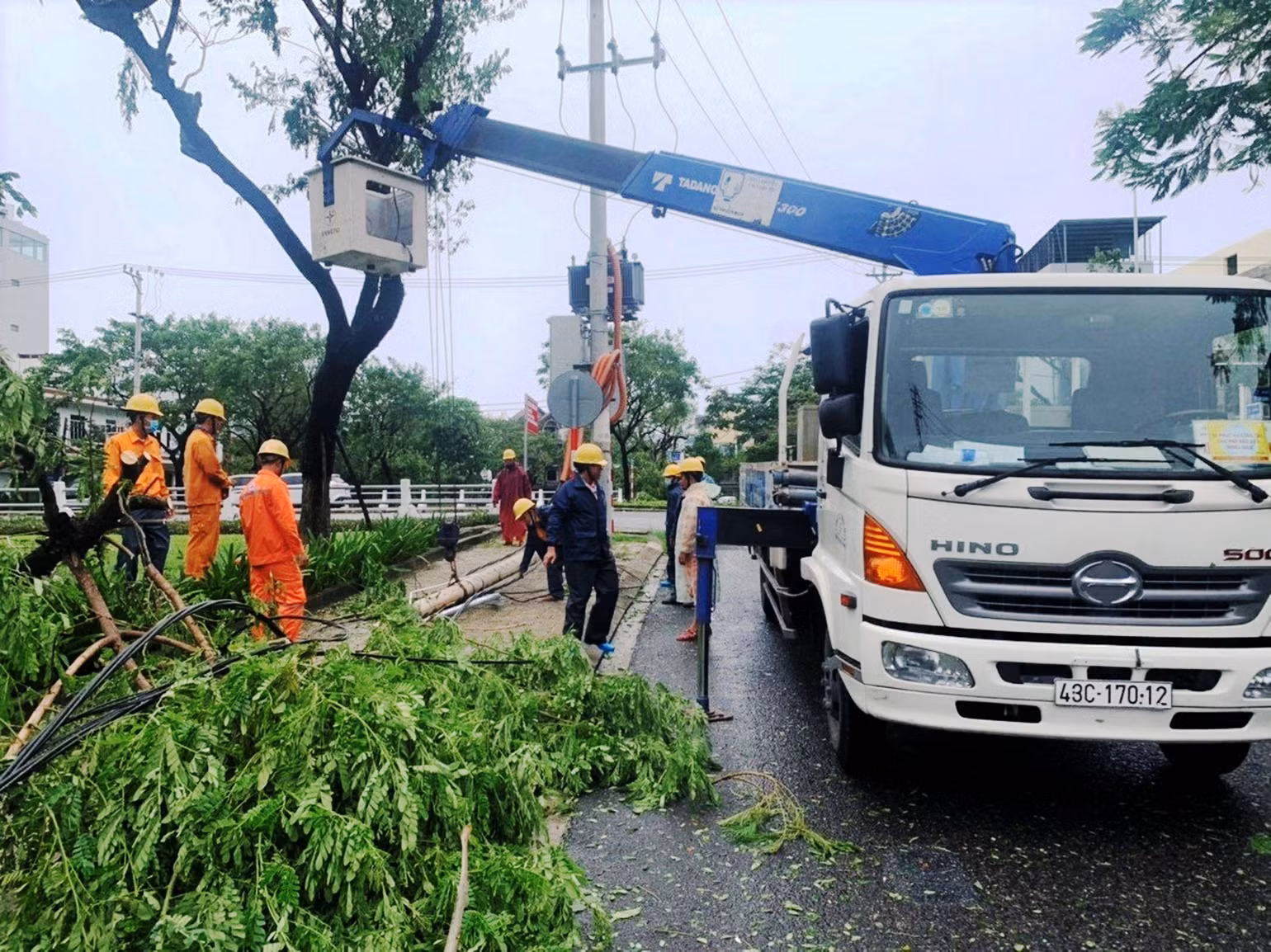 Điện lực Đà Nẵng triển khai khắc phục sự cố do bão ngay khi gió vừa giảm. (Ảnh: Thanh Tùng). Điện lực Đà Nẵng triển khai khắc phục sự cố do bão ngay khi gió vừa giảm. (Ảnh: Thanh Tùng).