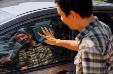 Anh Nguyễn Đức Hiếu đang chăm sóc cho chiếc xe - niềm đam mê của mình.