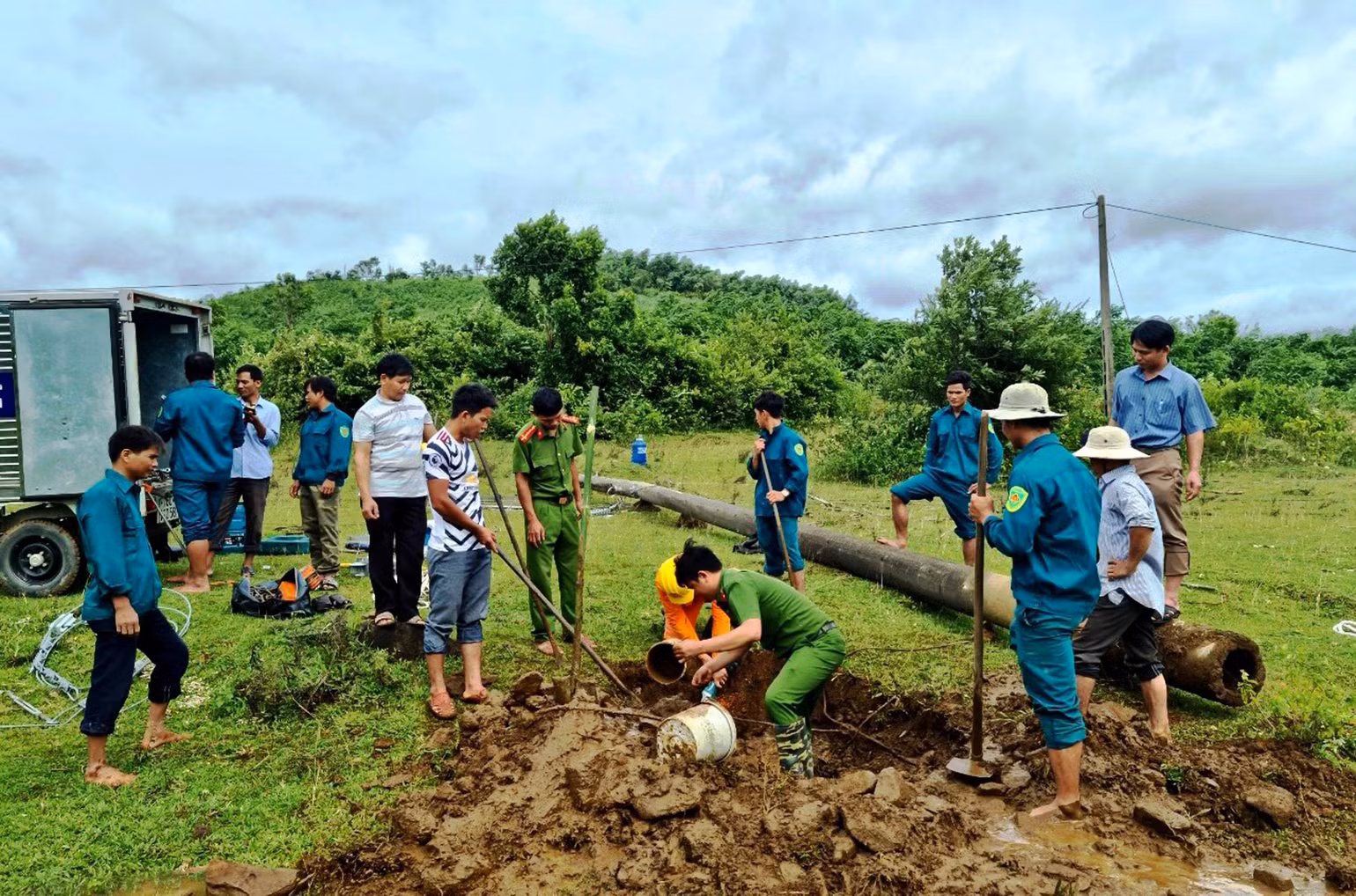 Các lực lượng công an, dân quân hỗ trợ ngành điện dựng điện bị gãy đổ tại xã vùng cao Ba Trang, huyện miền núi Ba Tơ, Quảng Ngãi. (Ảnh: Hiển Cừ) Các lực lượng công an, dân quân hỗ trợ ngành điện dựng điện bị gãy đổ tại xã vùng cao Ba Trang, huyện miền núi Ba Tơ, Quảng Ngãi. (Ảnh: Hiển Cừ)