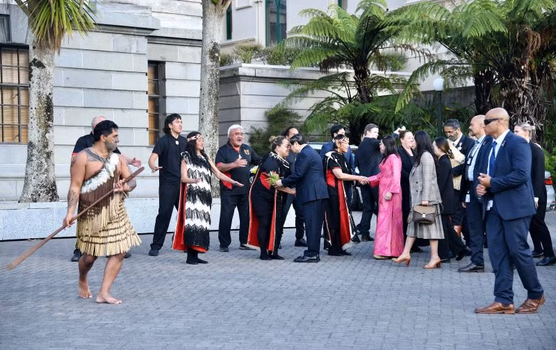 Thủ tướng Phạm Minh Chính thực hiện nghi thức Hongi (chạm mũi chào nhau theo phong tục thổ dân Maori). Thủ tướng Phạm Minh Chính thực hiện nghi thức Hongi (chạm mũi chào nhau theo phong tục thổ dân Maori).