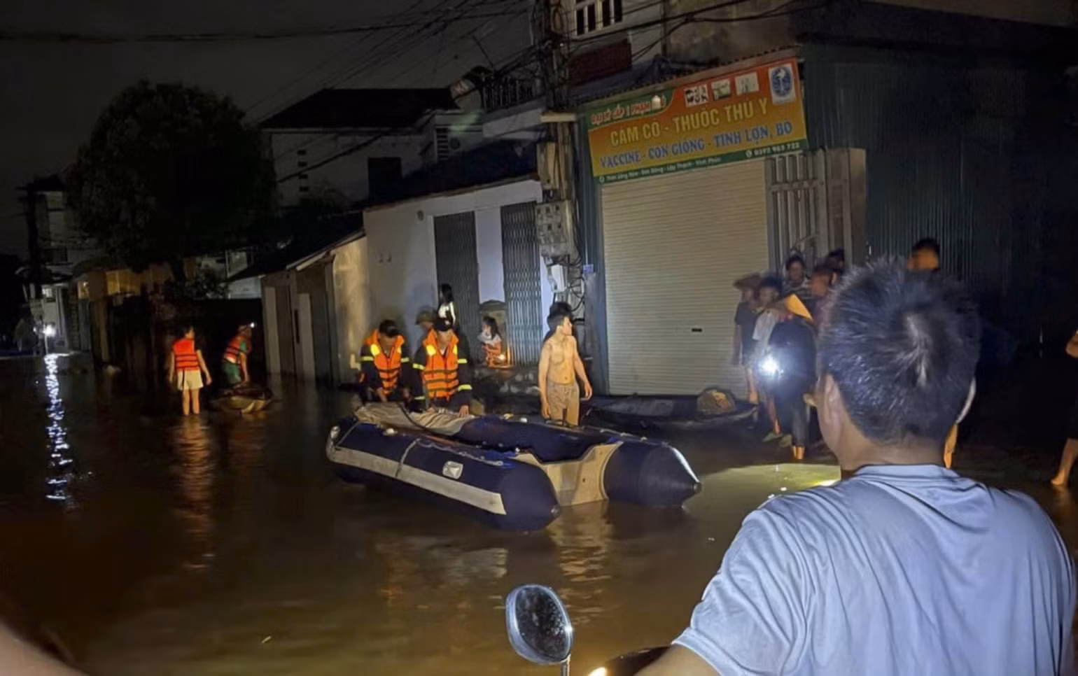 Lực lượng chức năng tìm kiếm người bị mất tích trong đêm tại xã Sơn Đông, huyện Lập Thạch.