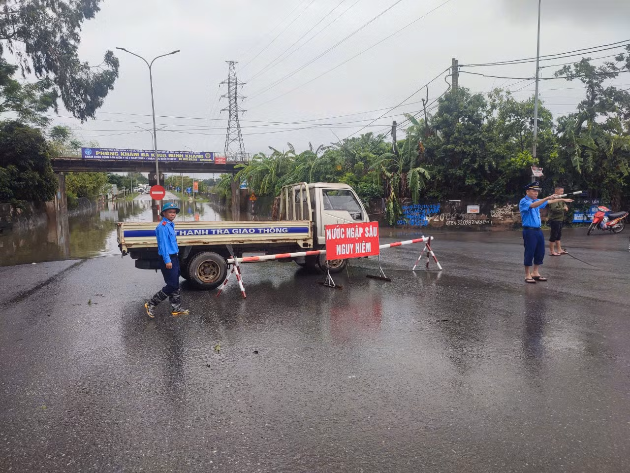 Lực lượng chức năng chặn hầm chui qua khu công nghiệp tại xã Sơn Lôi, huyện Bình Xuyên. Người dân xã An Hòa, huyện Tam Dương di dời tài sản đến nơi an toàn.