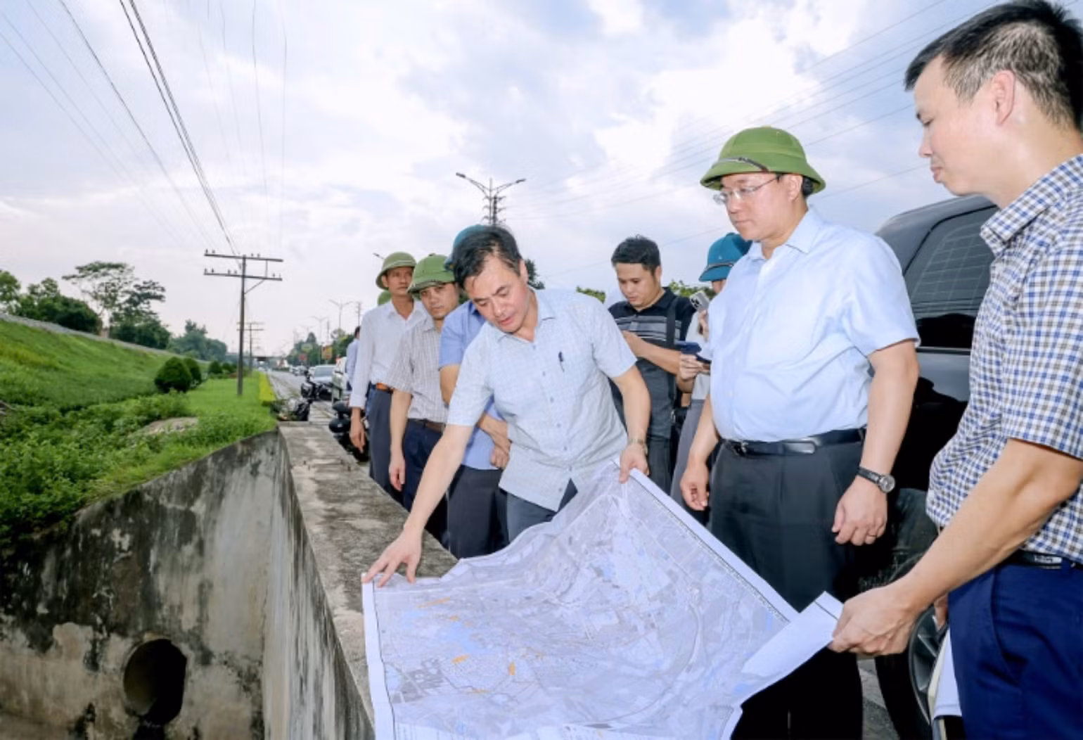 Chủ tịch Ủy ban nhân dân tỉnh Trần Duy Đông kiểm tra việc chống ngập tại thành phố Vĩnh Yên. Chủ tịch Ủy ban nhân dân tỉnh Trần Duy Đông kiểm tra việc chống ngập tại thành phố Vĩnh Yên.