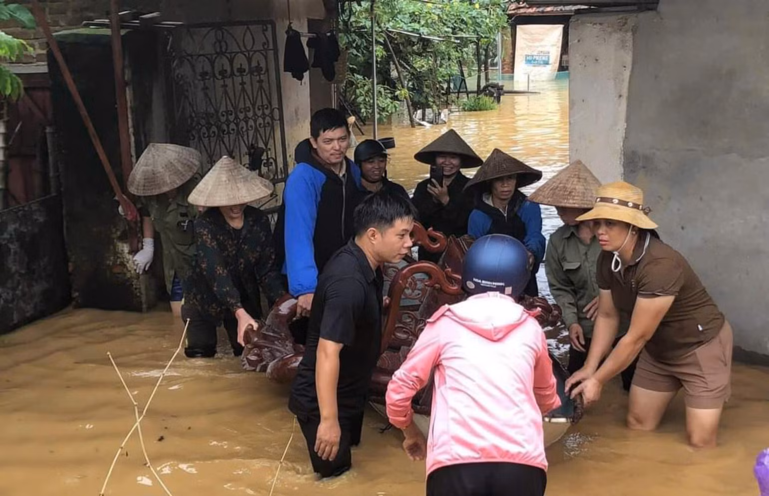 Người dân xã An Hòa, huyện Tam Dương di dời tài sản đến nơi an toàn.