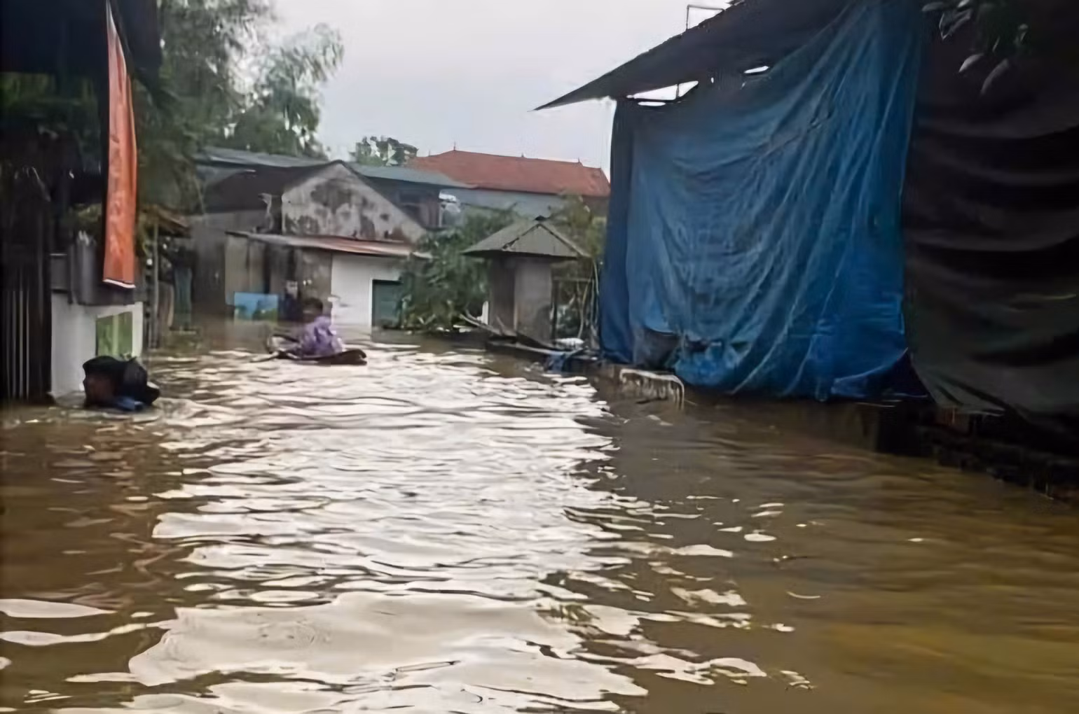 Mất điện và trời tối khiến cho công tác cứu hộ, cứu nạn tại xã Sơn Đông gặp nhiều khó khăn. Mất điện và trời tối khiến cho công tác cứu hộ, cứu nạn tại xã Sơn Đông gặp nhiều khó khăn.