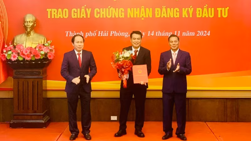 Lãnh đạo thành phố Hải Phòng trao Giấy chứng nhận đăng ký đầu tư của Công ty cổ phần DAP – Vinachem.