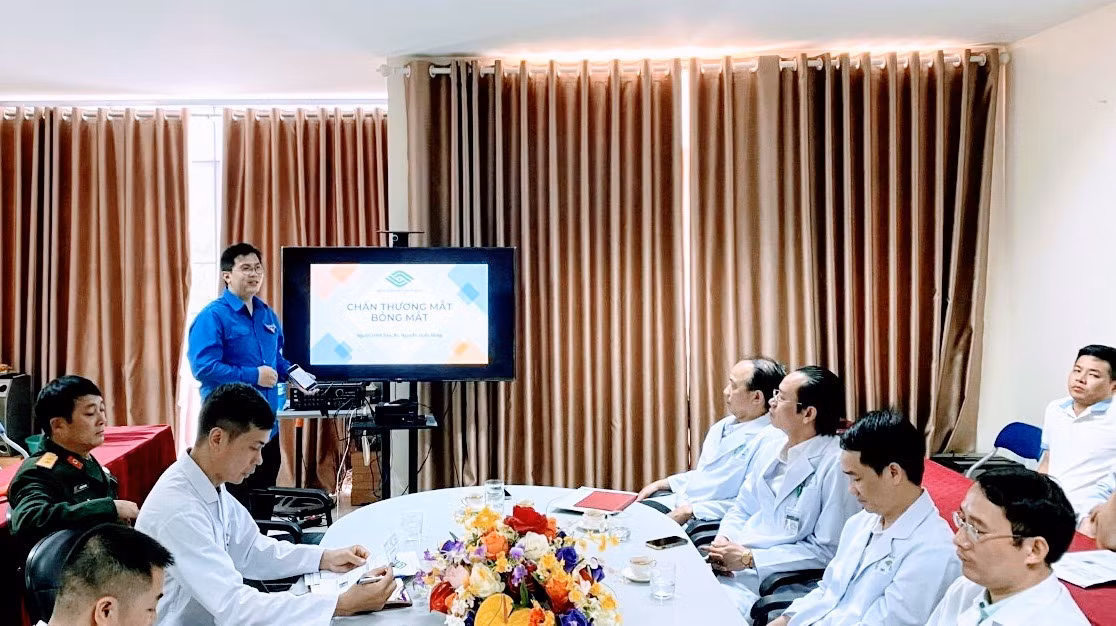 Cán bộ Bệnh viện Mắt Hải Phòng đã tập huấn cho các y, bác sĩ huyện đảo kỹ thuật xử trí các chấn thương về mắt; khám mắt bằng máy sinh hiển vi; cách đo nhãn áp…