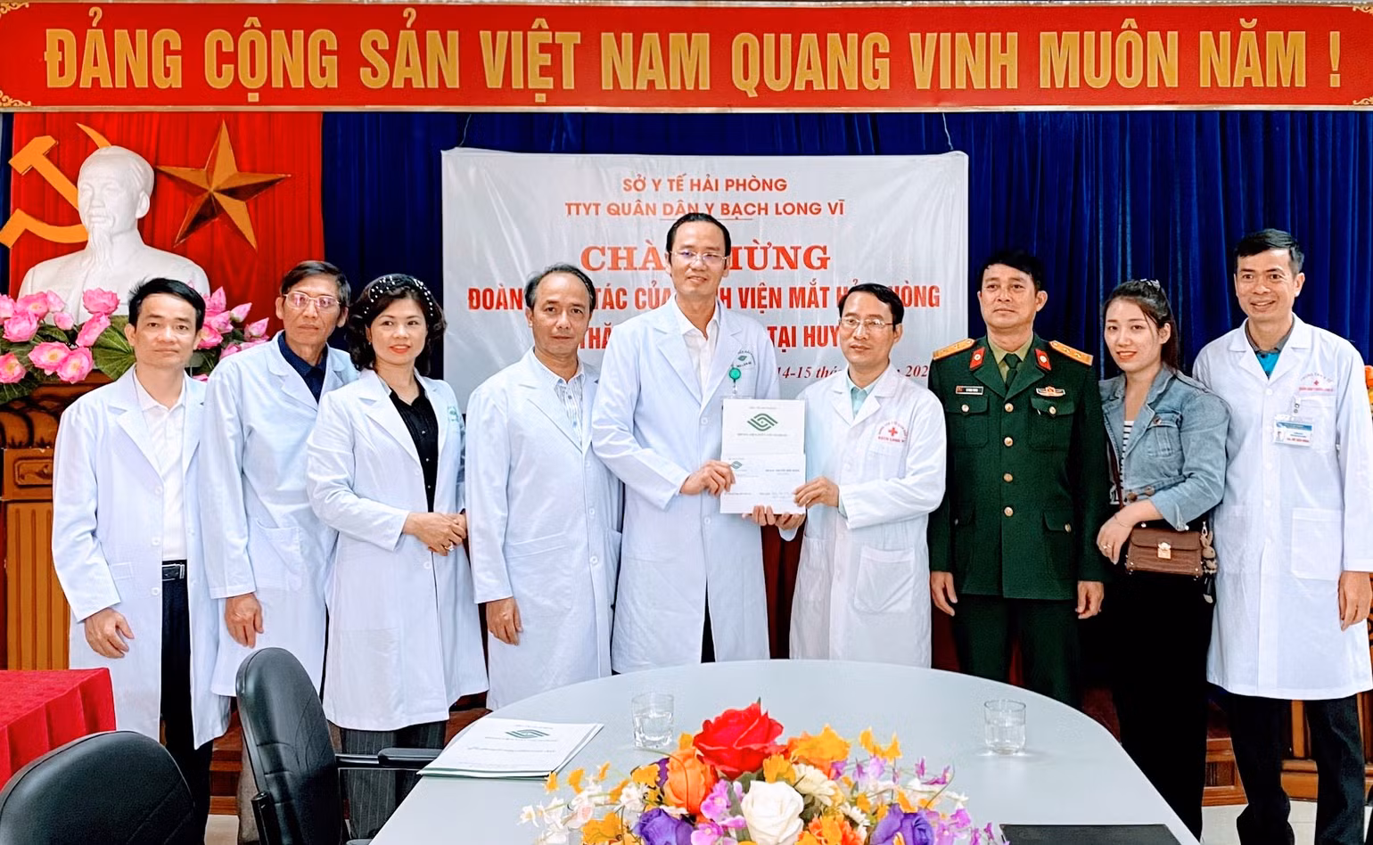 Đoàn công tác Bệnh viện Mắt Hải Phòng trao quà tặng Trung tâm y tế quân dân y huyện đảo Bạch Long Vĩ.