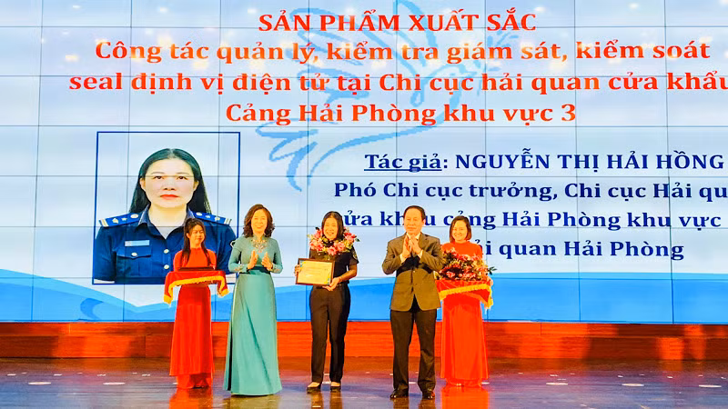 Lãnh đạo thành phố Hải Phòng vinh danh sản phẩm tiêu biểu xuất sắc trong Liên hoan "Phụ nữ Hải Phòng tài năng, sáng tạo". Lãnh đạo thành phố Hải Phòng vinh danh sản phẩm tiêu biểu xuất sắc trong Liên hoan "Phụ nữ Hải Phòng tài năng, sáng tạo".