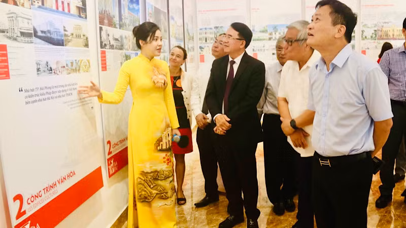 Các đại biểu xem trưng bày tại triển lãm.