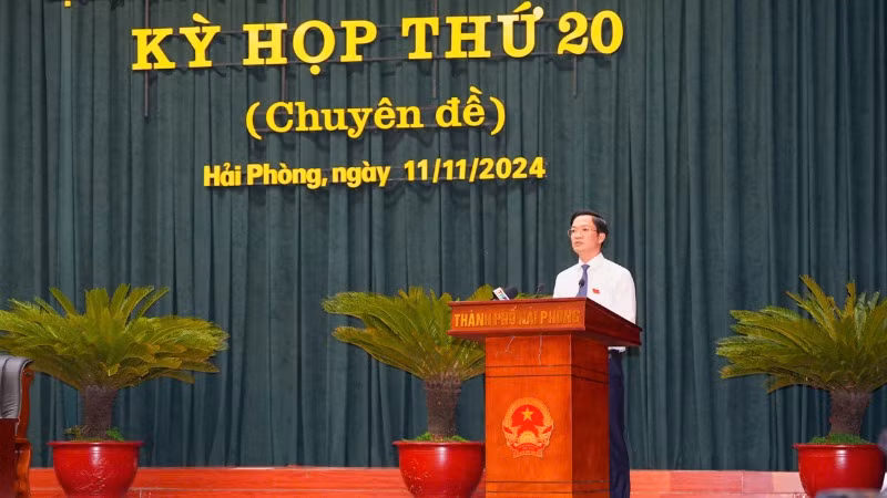 Chủ tịch Hội đồng nhân dân thành phố Hải Phòng Phạm Văn Lập phát biểu tại kỳ họp.