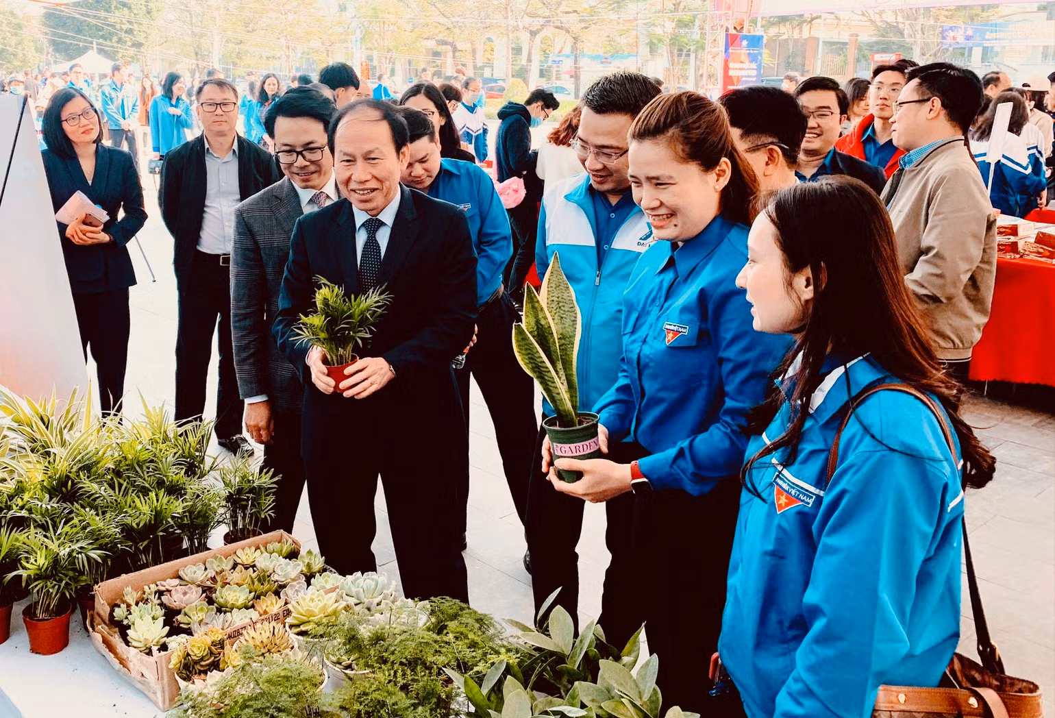 Lãnh đạo thành phố và đông đảo đoàn viên, thanh niên tham quan mô hình xây dựng môi trường xanh, sạch, đẹp của thanh niên.