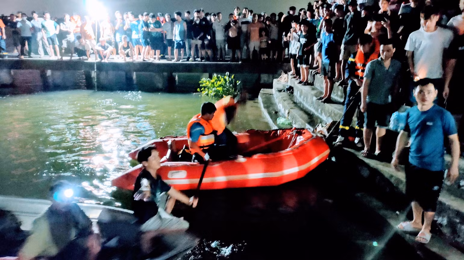 Công an Hải Phòng tổ chức cứu nạn, cứu hộ các vụ đuối nước. Công an Hải Phòng tổ chức cứu nạn, cứu hộ các vụ đuối nước.