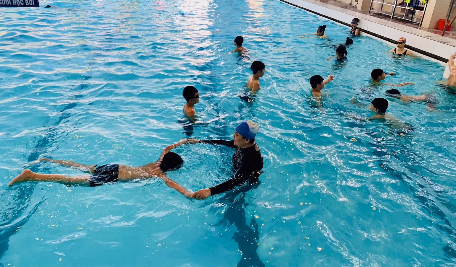 Trang bị kiến thức, kỹ năng bơi cho trẻ em là biện pháp hàng đầu bảo đảm an toàn cho trẻ trong môi trường nước. Trang bị kiến thức, kỹ năng bơi cho trẻ em là biện pháp hàng đầu bảo đảm an toàn cho trẻ trong môi trường nước.