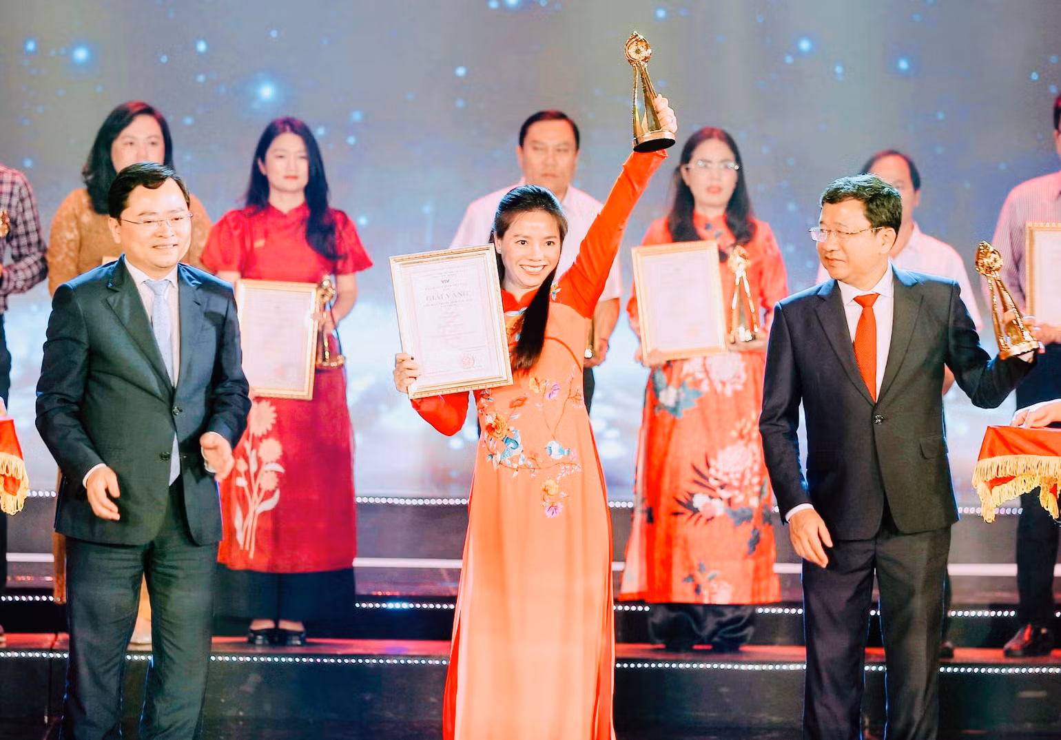 Niềm vui của các tác giả đoạt giải.