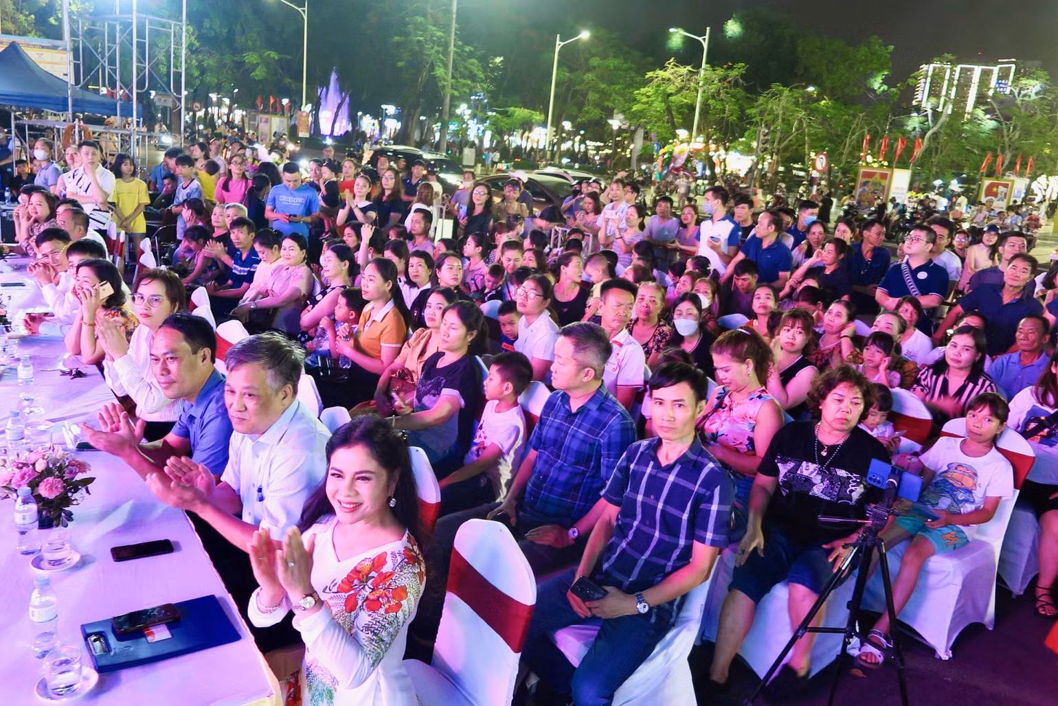 Hội diễn thu hút đông đảo du khách và người dân tham dự, cổ vũ nhiệt tình. Hội diễn thu hút đông đảo du khách và người dân tham dự, cổ vũ nhiệt tình.