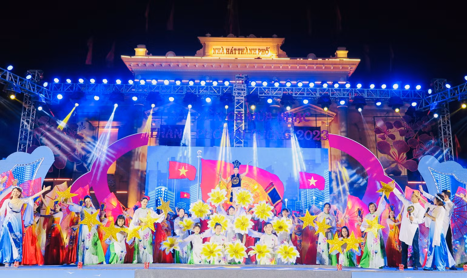 Các tiết mục biểu diễn tạo không khí sôi động, vui tươi, phấn khởi trong các tầng lớp nhân dân. Các tiết mục biểu diễn tạo không khí sôi động, vui tươi, phấn khởi trong các tầng lớp nhân dân.