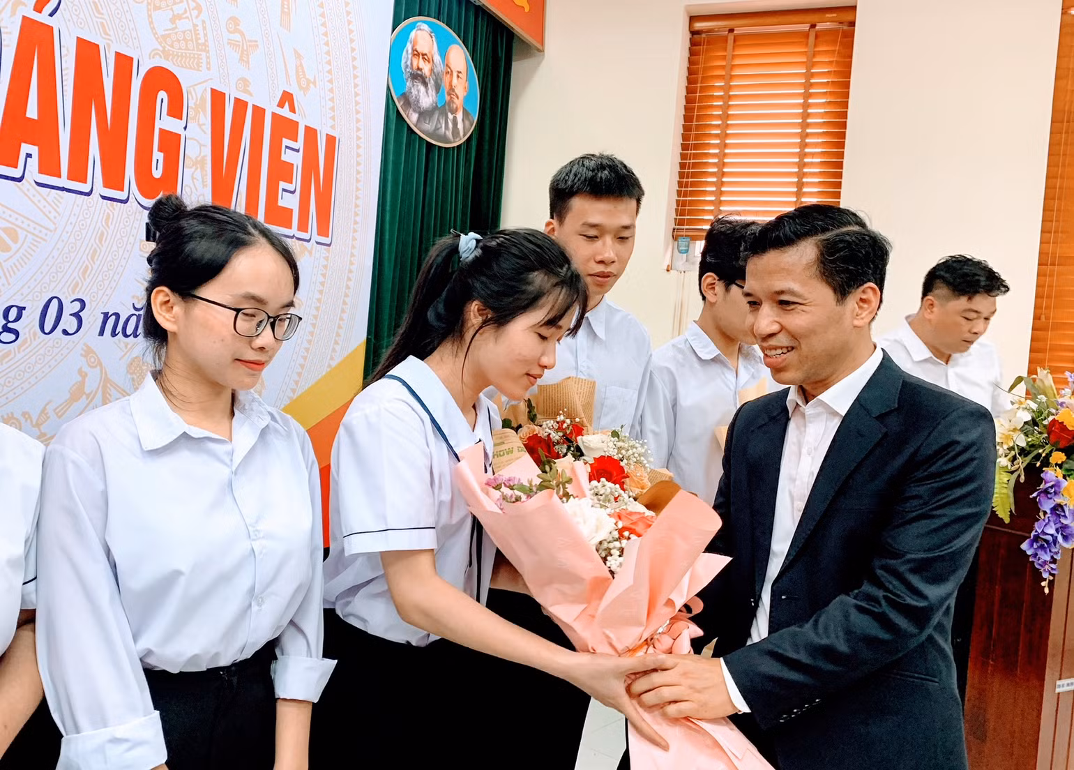 Phó Trưởng Ban Tổ chức Thành ủy Hải Phòng Nguyễn Hồng Vinh chúc mừng các đảng viên mới.