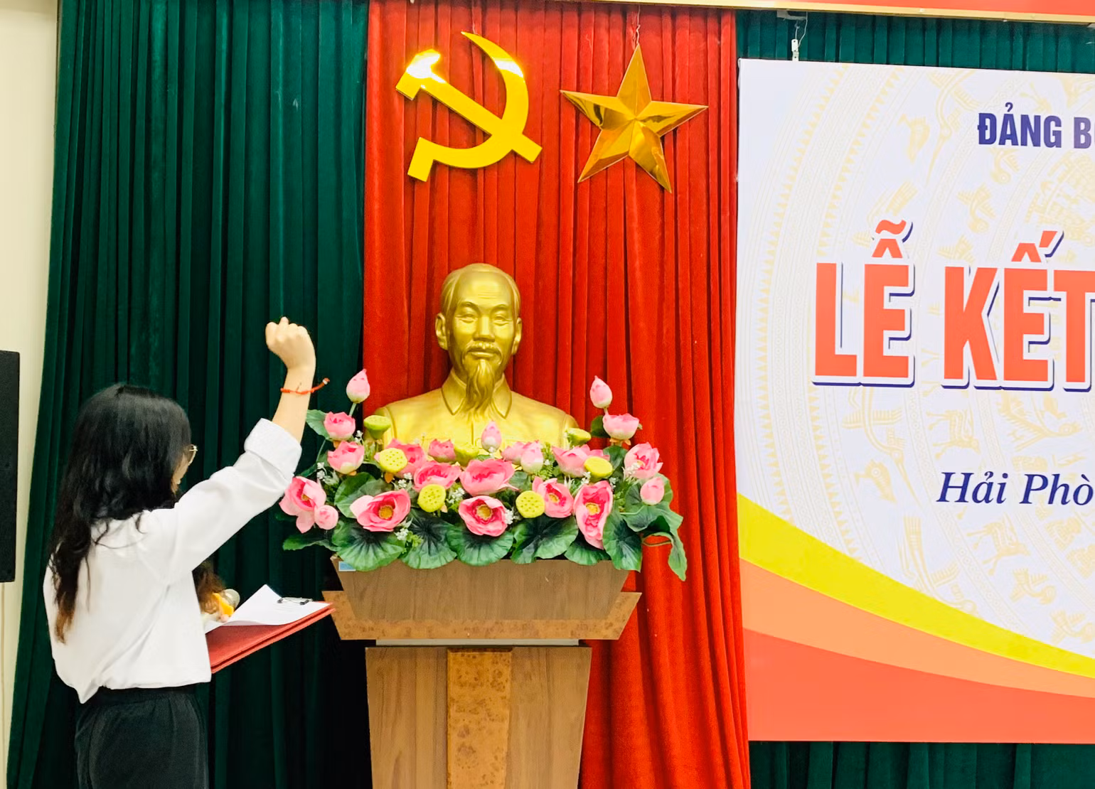 Đảng viên mới tuyên thệ trước cờ Đảng.