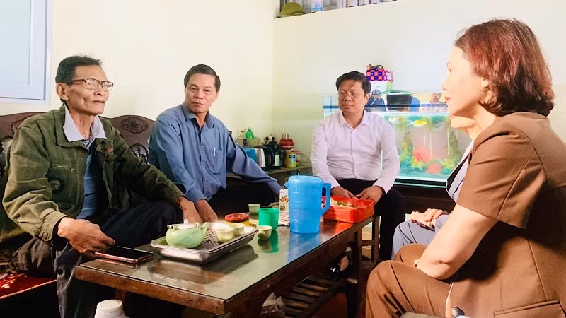 Lãnh đạo thành phố Hải Phòng, quận Đồ Sơn gặp gỡ các hộ kinh doanh tại các địa điểm thuê.