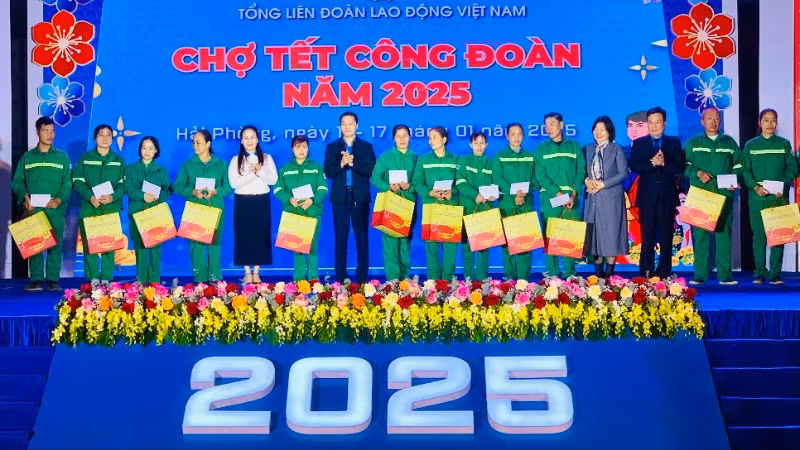 Trao quà Tết tặng công nhân Công ty Môi trường đô thị Hải Phòng.