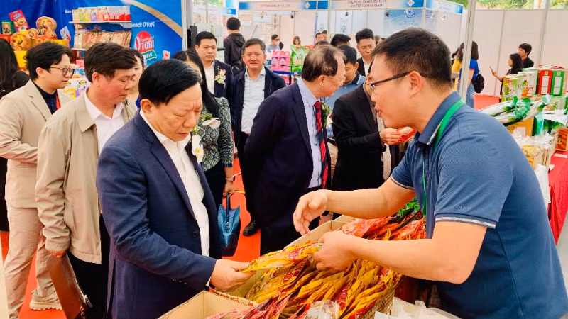 Các đại biểu tham quan các gian hàng giới thiệu sản phẩm Thái Lan.