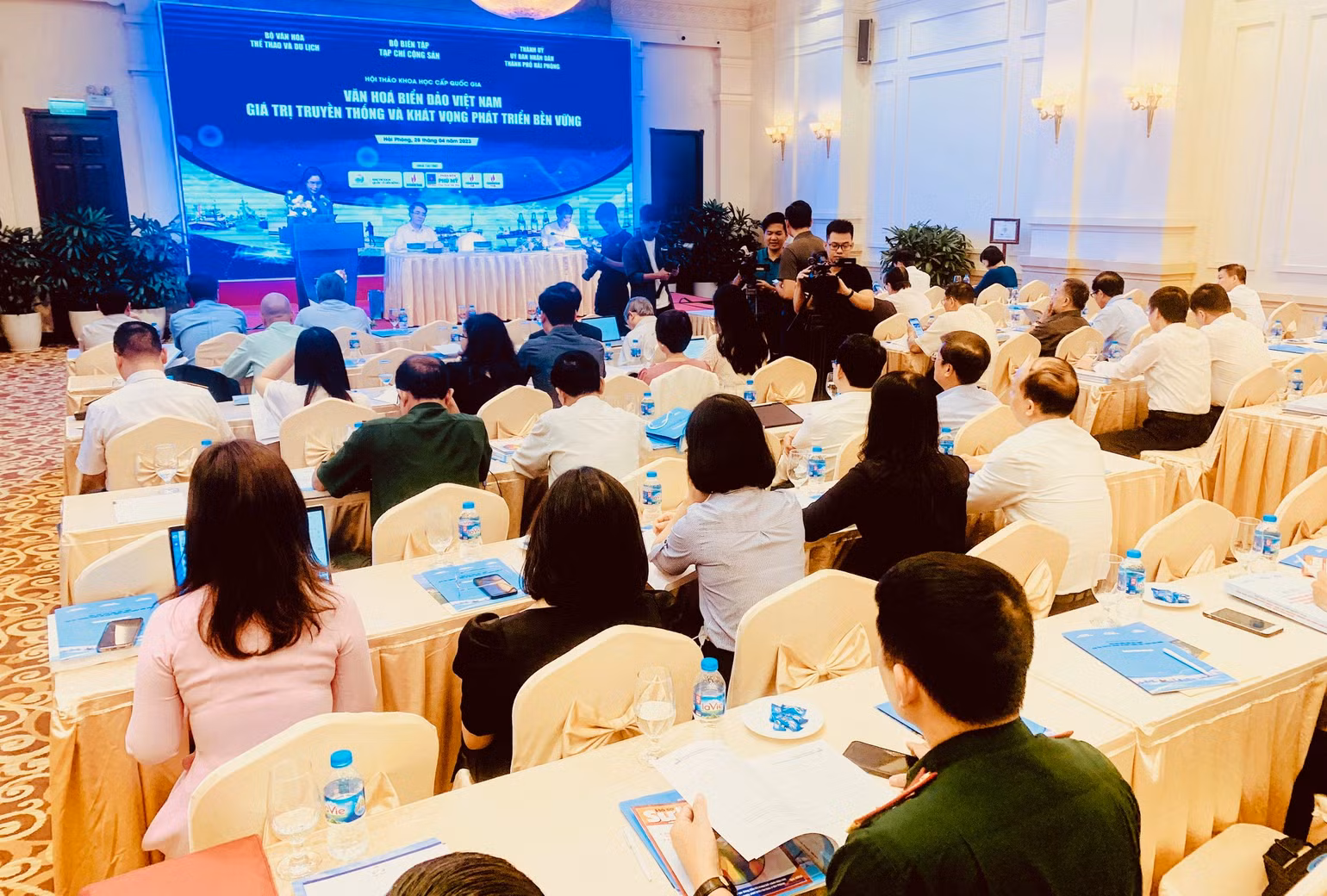 Quang cảnh hội thảo. Quang cảnh hội thảo.