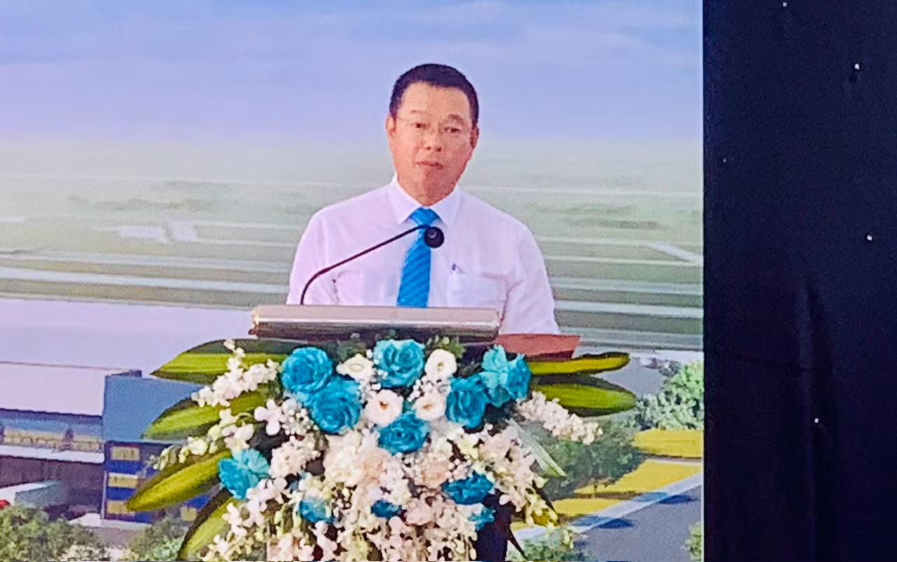 Lãnh đạo Tổng Công ty Cảng hàng không Việt Nam phát biểu tại lễ khởi công. Lãnh đạo Tổng Công ty Cảng hàng không Việt Nam phát biểu tại lễ khởi công.