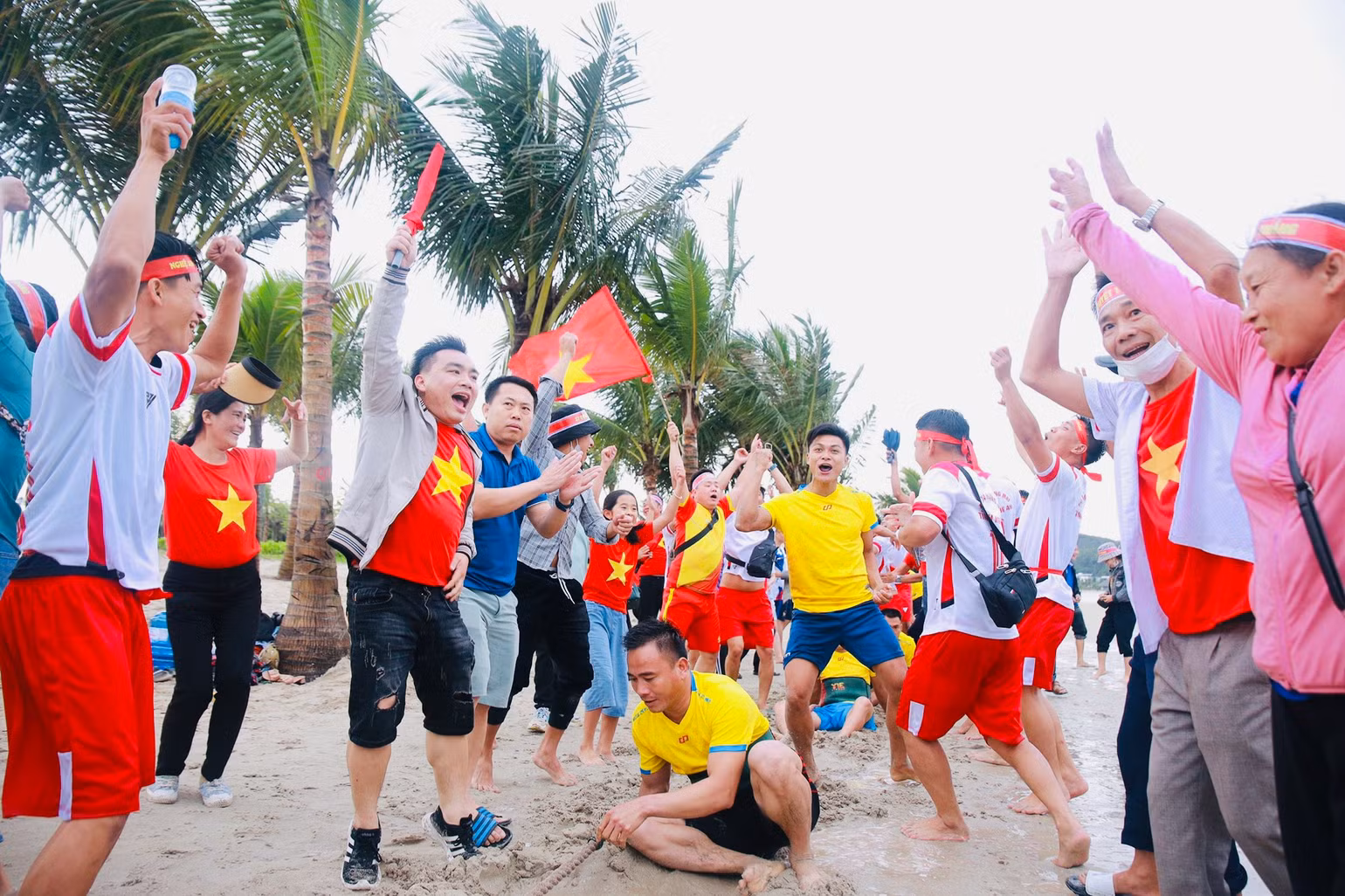 Các trò chơi dân gian biển đảo thu hút đông đảo mọi người tham dự và cổ vũ.