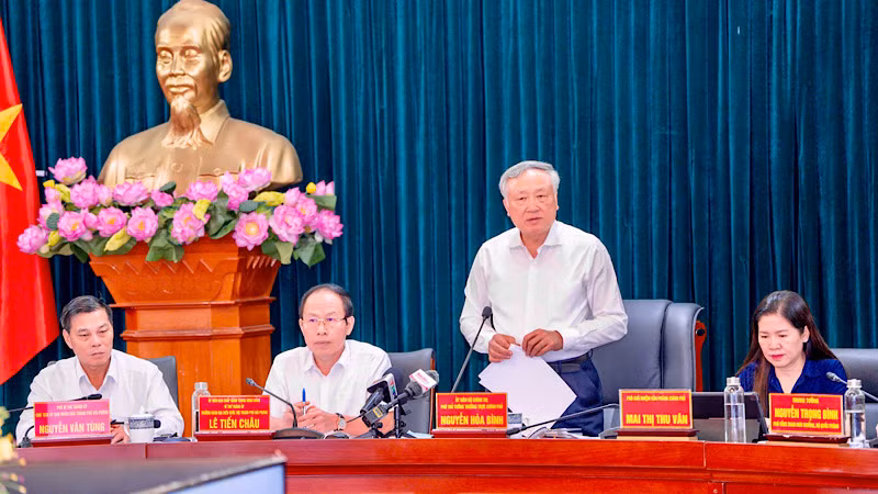 Phó Thủ tướng Thường trực Nguyễn Hòa Bình phát biểu tại cuộc làm việc với lãnh đạo thành phố Hải Phòng.