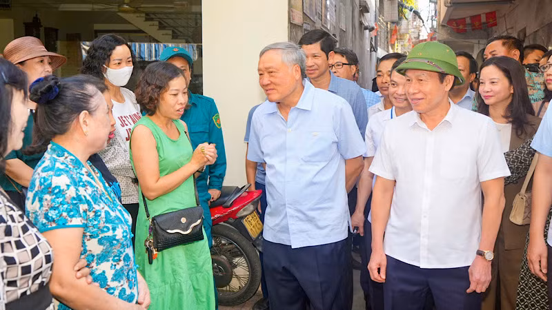Phó Thủ tướng Thường trực Chính phủ Nguyễn Hòa Bình cùng đoàn công tác của Chính phủ khảo sát và thăm hỏi người dân đang ở tại khu chung cư cũ trên địa bàn quận Lê Chân.
