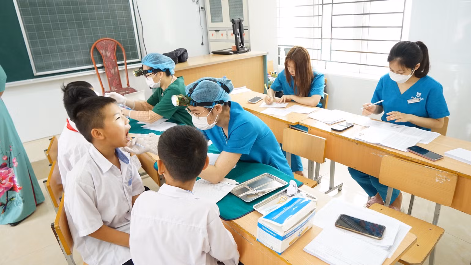 Các thầy thuốc khám và chăm sóc răng miệng cho học sinh trên địa bàn quận Đồ Sơn.