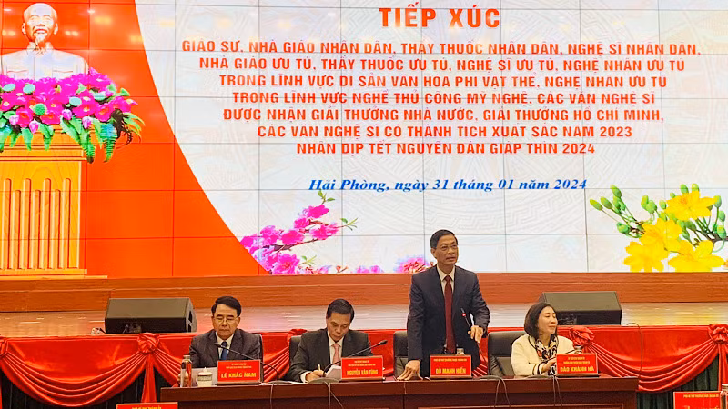 Lãnh đạo thành phố trao đổi tại cuộc gặp mặt.