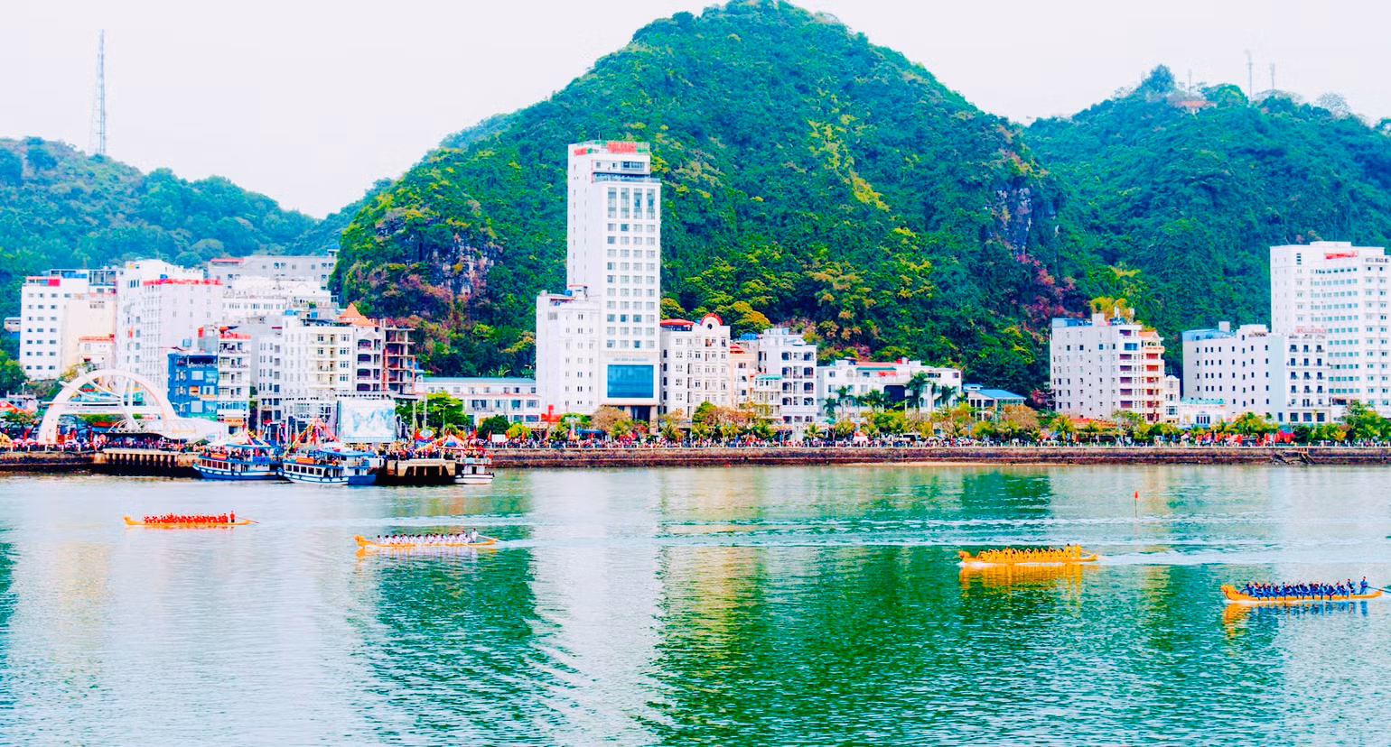 Các đội đua thuyền thi đấu trên vịnh trung tâm Cát Bà. (Ảnh: Cổng TTĐT thành phố Hải Phòng)