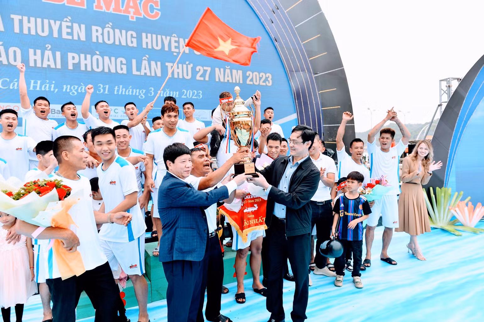 Ban tổ chức trao giải thưởng và Cúp tặng đội Nhất. (Ảnh: Cổng TTĐT thành phố Hải Phòng)