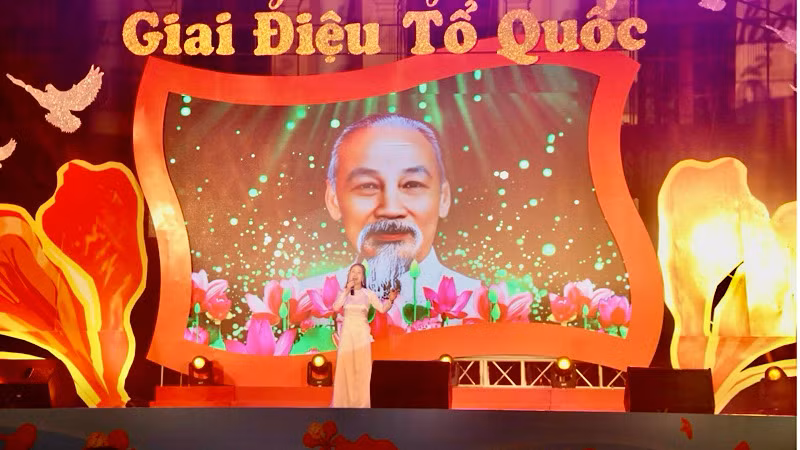 Tiết mục ca ngợi Chủ tịch Hồ Chí Minh. Tiết mục ca ngợi Chủ tịch Hồ Chí Minh.
