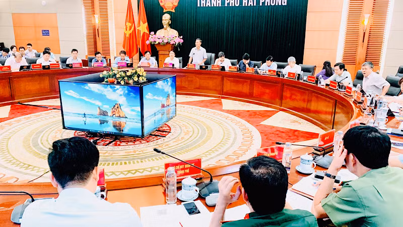 Tại phiên họp thường kỳ tháng 5, Chủ tịch Ủy ban nhân dân thành phố Hải Phòng yêu cầu các cấp, các sở, ngành tập trung tháo gỡ khó khăn, vướng mắc cho doanh nghiệp, các nhà đầu tư. Tại phiên họp thường kỳ tháng 5, Chủ tịch Ủy ban nhân dân thành phố Hải Phòng yêu cầu các cấp, các sở, ngành tập trung tháo gỡ khó khăn, vướng mắc cho doanh nghiệp, các nhà đầu tư.