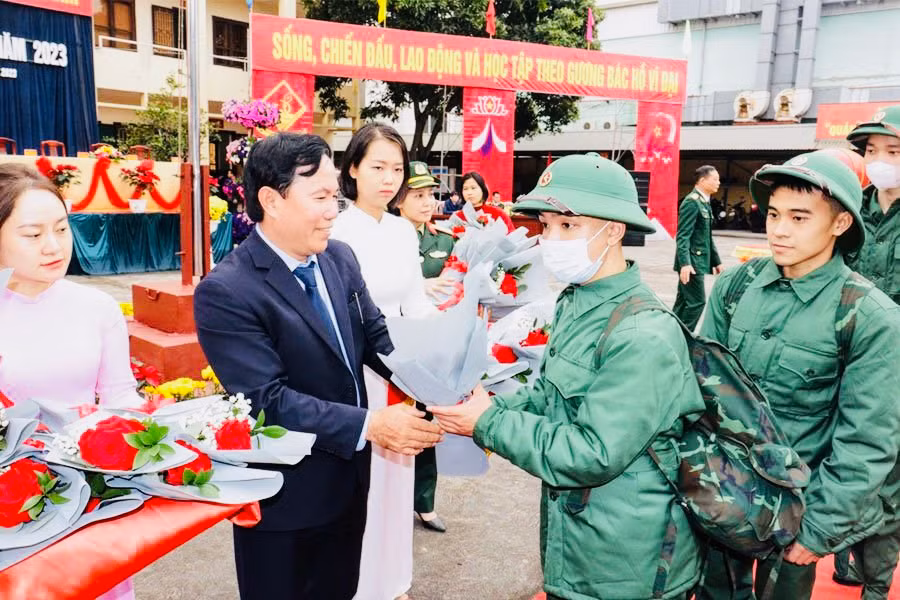 Lãnh đạo quận Hồng Bàng trao tặng hoa, động viên các tân binh lên đường.