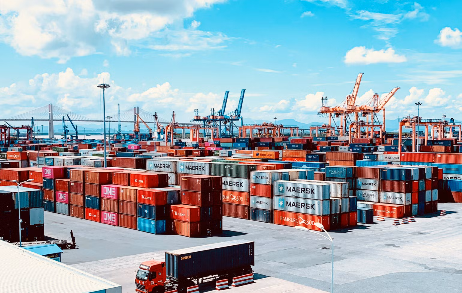Hải Phòng đang phát triển mạnh mẽ kinh tế biển và đòi hỏi nguồn nhân lực chất lượng cao rất lớn cho lĩnh vực này. Hải Phòng đang phát triển mạnh mẽ kinh tế biển và đòi hỏi nguồn nhân lực chất lượng cao rất lớn cho lĩnh vực này.