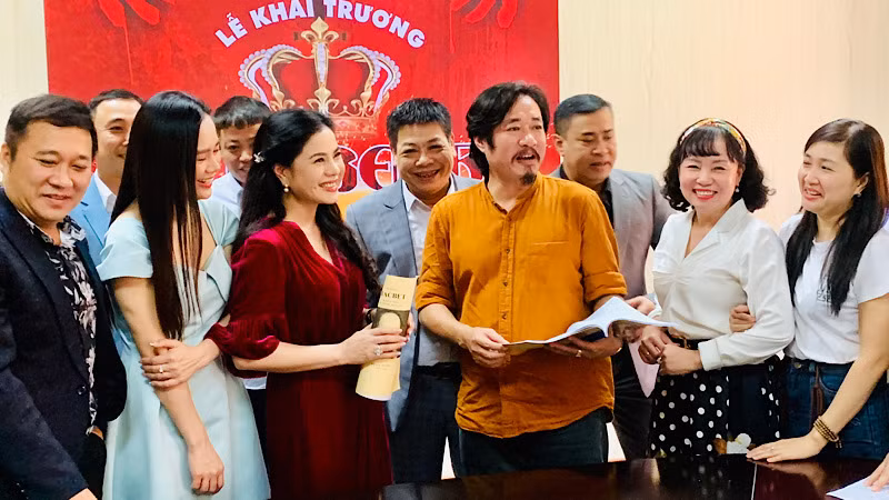 Giám đốc Sở Văn hóa và Thể thao Hải Phòng Trần Thị Hoàng Mai cùng đạo diễn Bùi Như Lai trao đổi cùng ê-kíp sáng tạo về vở diễn.