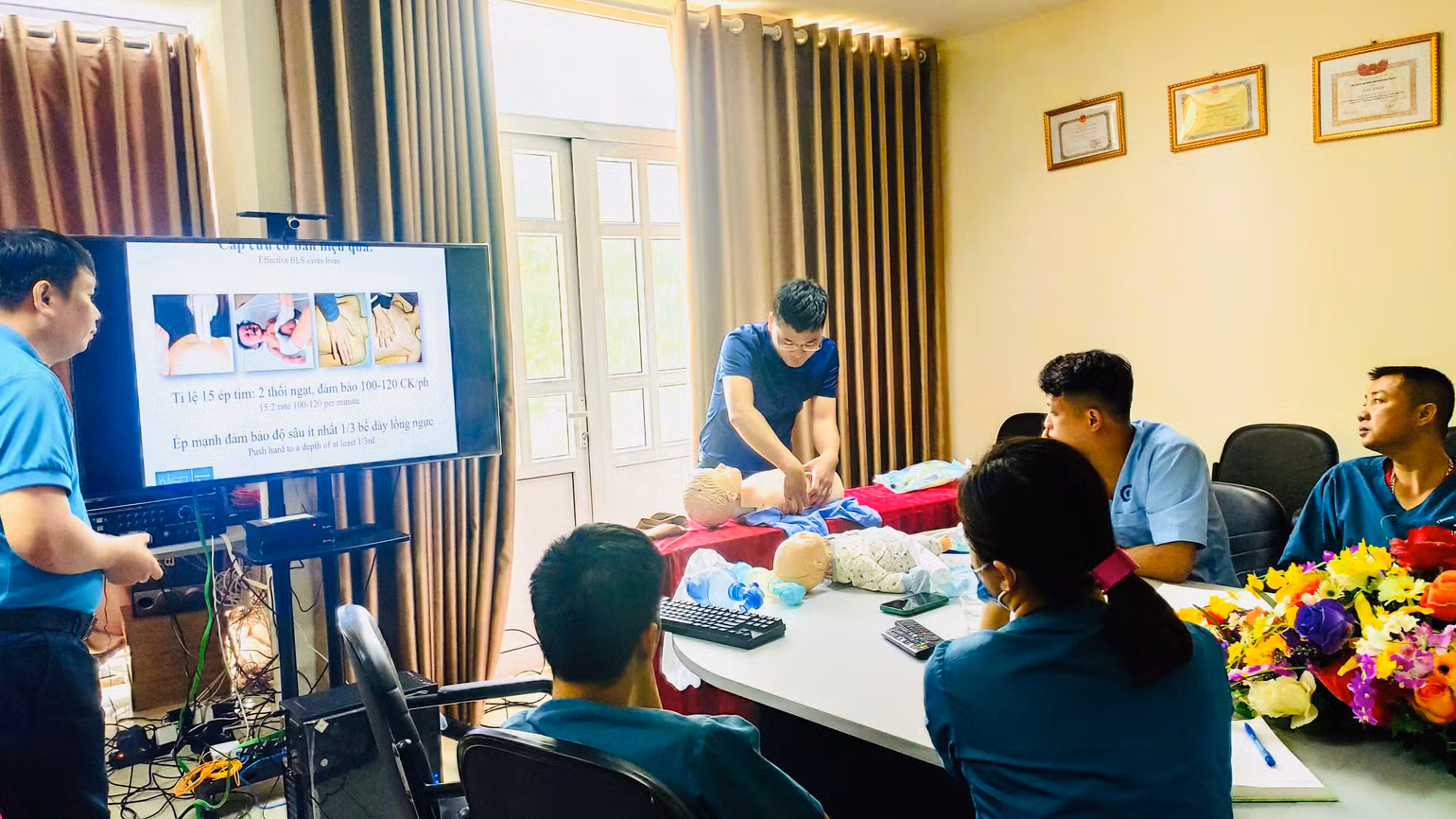 Các y bác sĩ Bệnh viện Nhi Trung ương tập huấn chuyên môn cho đội ngũ cán bộ y tế huyện đảo Bạch Long Vĩ. Các y bác sĩ Bệnh viện Nhi Trung ương tập huấn chuyên môn cho đội ngũ cán bộ y tế huyện đảo Bạch Long Vĩ.