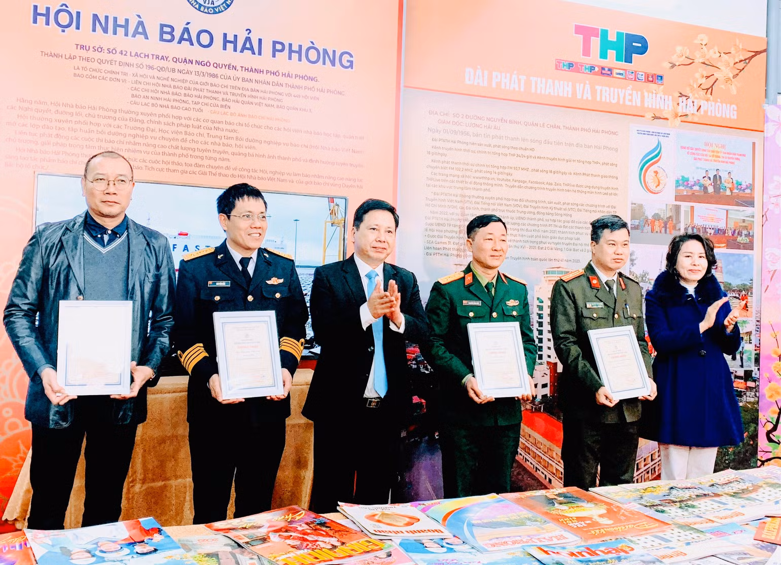 Lãnh đạo Ban Tuyên giáo Thành ủy và Ban Dân vận Thành ủy Hải Phòng trao Giải bìa báo Tết đẹp tặng các cơ quan báo chí.