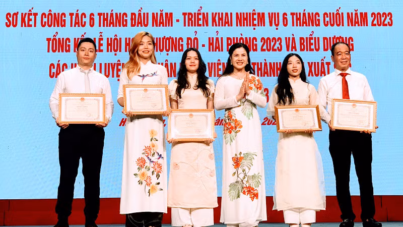 Trao Bằng khen tặng các tập thể và cá nhân có thành tích xuất sắc tại SEA Games 32. Trao Bằng khen tặng các tập thể và cá nhân có thành tích xuất sắc tại SEA Games 32.