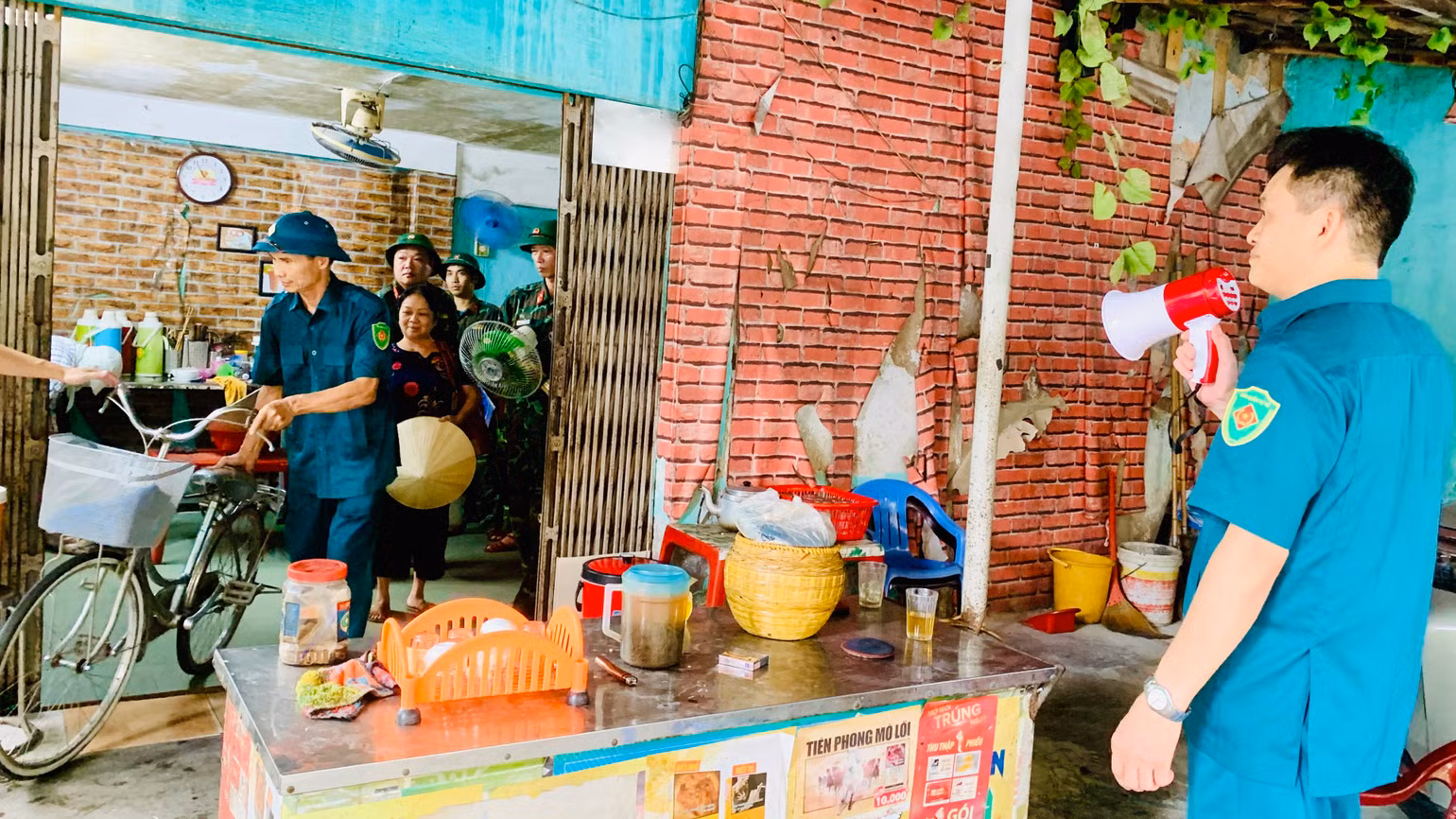 Phường Vạn Mỹ (quận Ngô Quyền) cùng các đơn vị quân đội giúp người dân tại các chung cư cũ di chuyển đến nơi an toàn tránh trú bão số 3.
