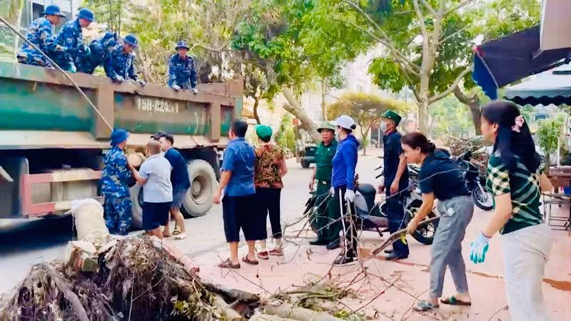 Cán bộ, đảng viên, công chức, viên chức, thành viên các tổ chức quần chúng và các lực lượng vũ trang tích cự tham gia "Ngày thứ bảy cùng dân" tại quận Lê Chân.
